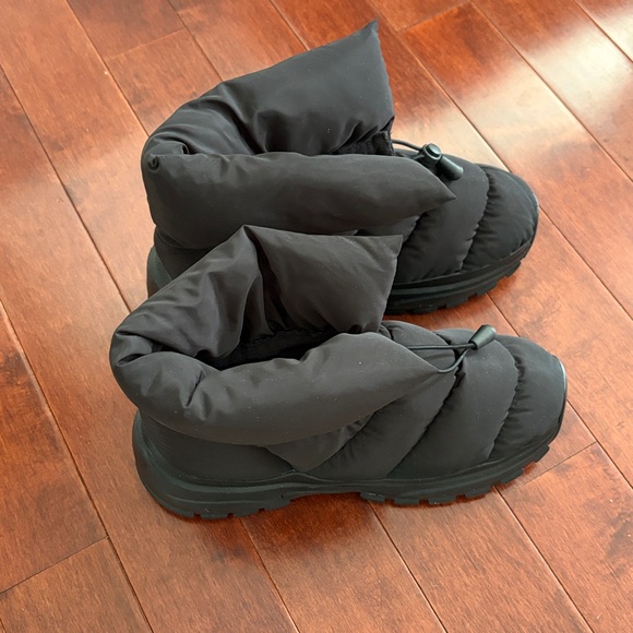 NWOT H & M Black Puffer Ankle Boots - Picture 7 of 8